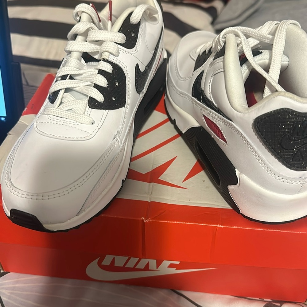 Nike Air max 90 LTR SE 2(GS) White /Black-very Berry , size 6Y